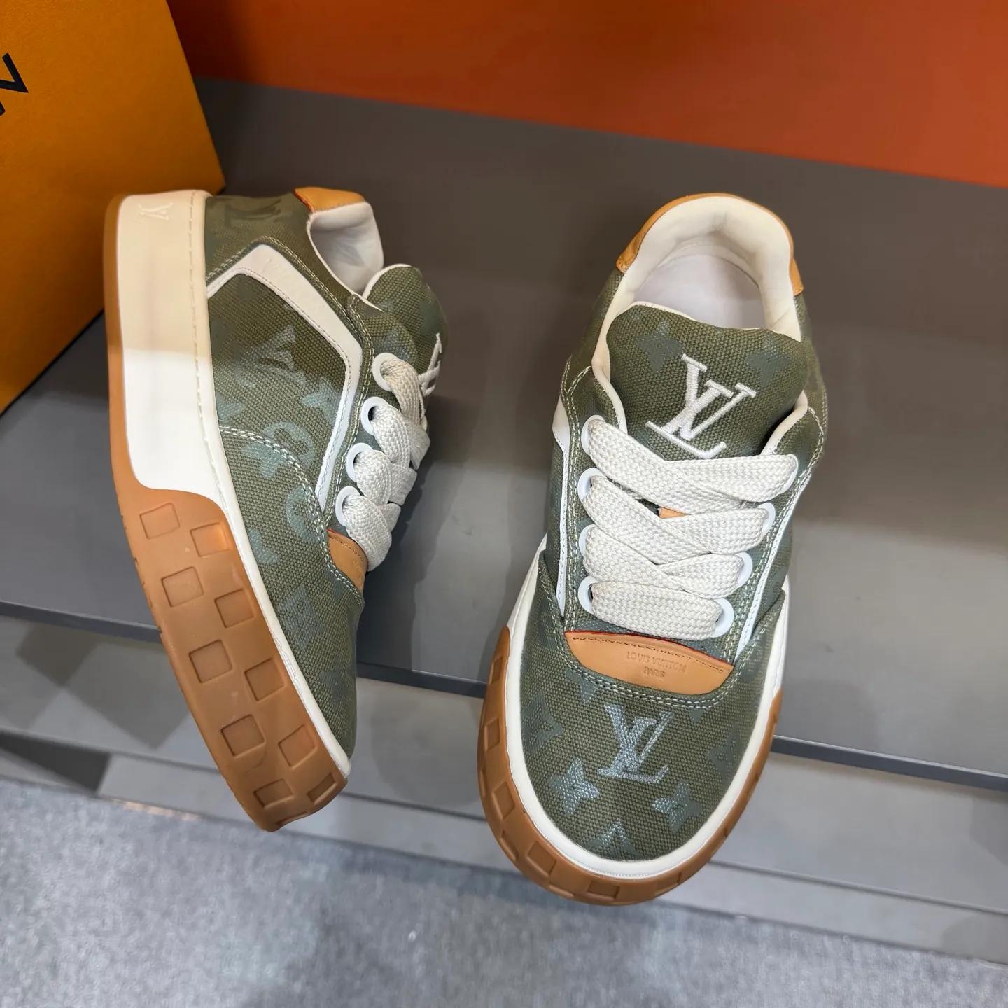 Factory price: 480💰Top version LV-Louis Vuitton-classic catwalk new model, empty glue process, original version 1:1 development! ! The upper foot is very comfortable. It is made of luxurious materials and fine workmanship. The midsole is printed with English letters "Made in Europe". The upper is made of calfskin imported from Italy. The side is decorated with the brand's LOGO and signature. The latest latex foot pads and mesh lining make the foot feel super comfortable. Original factory special supply of original two-color T men's shoes 💰U combination outsole. Bag technology Goodyear stitched edges Fabric: Exclusive custom first-layer cowhide Accessories: Exclusive private model Vuitton logo, lining: Customized silk mesh lining - first-layer silk cowhide lining Outsole: T men's shoes 💰U combination outsole wear-resistant, non-slip and anti-yellowing Foot pads: new latex pad-mesh sweat-absorbent Technology: fully computerized sewing machine wire drawing Toe cap Back cover Hot and cold shaping Full set of pull-top lasts, medium and low logo pattern, code number: 38-44, customized 45